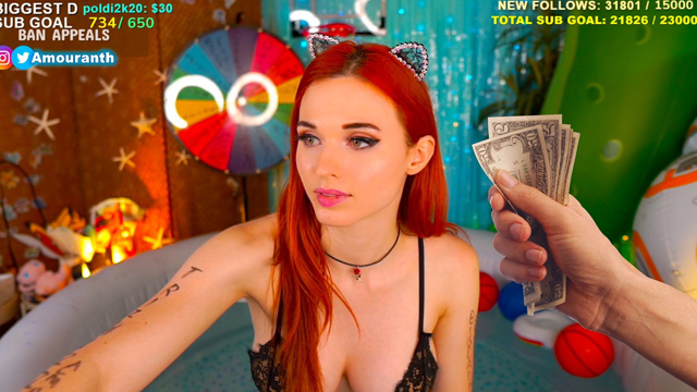 Amouranth thường stream với hình ảnh gợi cảm trên Twitch